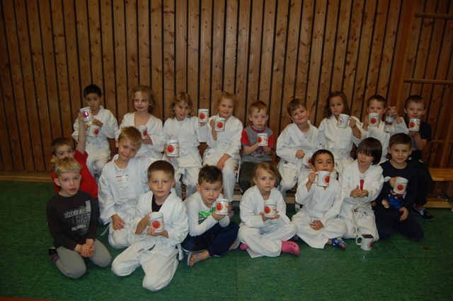 Die Ju Jitsu-Kids sind stolz auf ihre Tassen