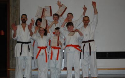 Sechs neue Orangegurte