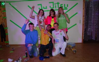 Gelbgurte luden zur Neonparty ein