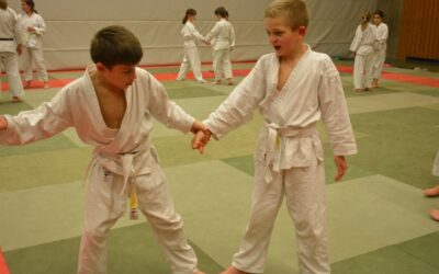 Montagskinder mit neuen Streifen und Gürtel