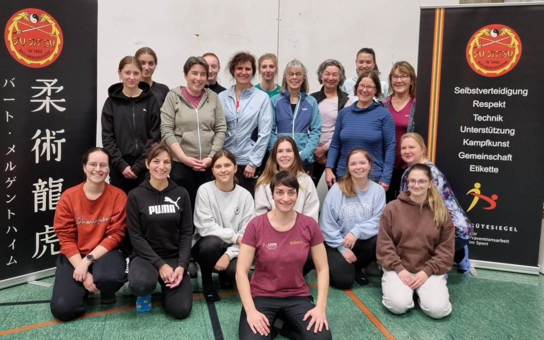 27 Frauen beim Selbstverteidigungskurs