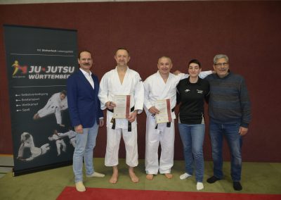 die beiden stolzen Prueflinge mit den Pruefern