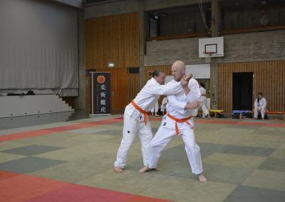 Bernhard mit Ellenbogenstoss